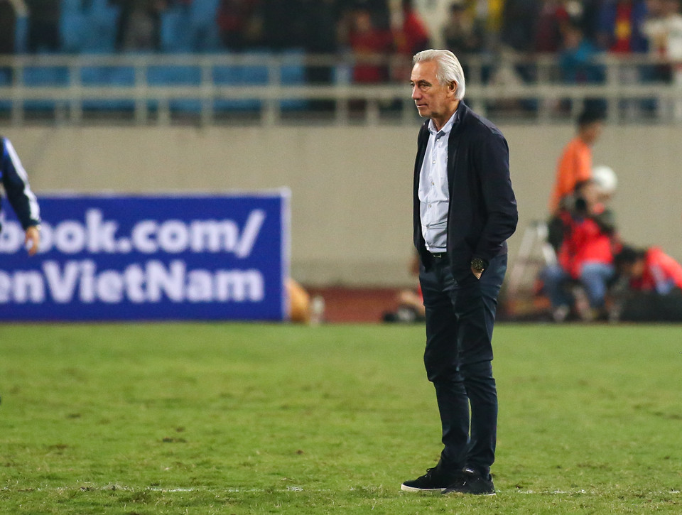 Ngay sau tiếng còi mãn cuộc ở trận đấu giữa tuyển Việt Nam với UAE tối 14/11, huấn luyện viên Bert van Marwijk lập tức bước vào sân và đợi trọng tài chính. (Ảnh: Nguyên An/Vietnam+)