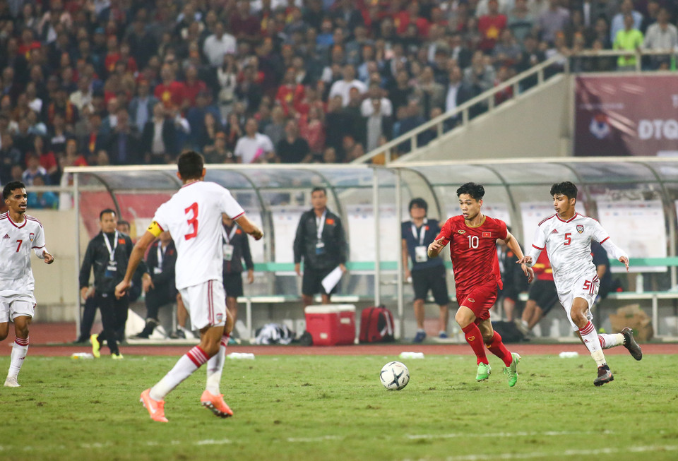 Công Phượng luôn phải một mình đối mặt ít nhất với 3 cầu thủ đối phương khi toàn bộ đội hình tuyển Việt Nam đã lùi sâu để bảo toàn thắng lợi 1-0 mỏng manh. (Ảnh: Nguyên An/Vietnam+)