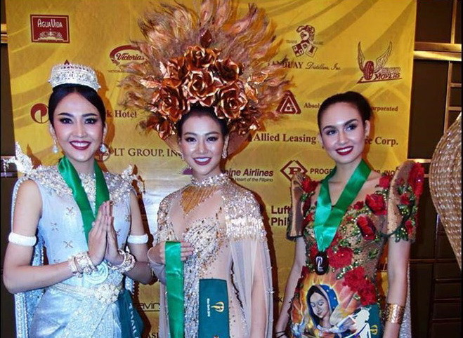 Bộ quốc phục dự thi của Phương Khánh do nhà thiết kế Linh San thực hiện, lấy cảm hứng từ hình ảnh các vị thần Hy Lạp, đặc biệt là vị thần Mặt trời, đúng theo chủ đề của cuộc thi. 