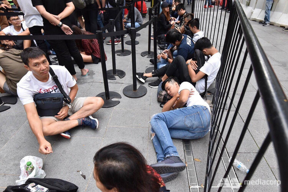Nhiều người tranh thủ chợp mắt trong lúc chờ Apple store mở cửa. (Nguồn: ChannelNewsAsia)