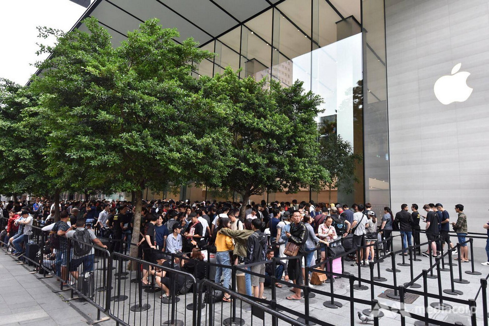 Đám đông bên ngoài Apple store trên đường Orchad, Singapore. (Nguồn: ChannelNewsAsia)