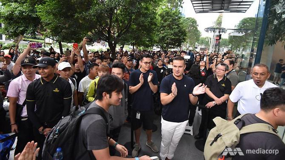 Những khách hàng đầu tiên vào mua iPhone khi Apple store chính thức mở cửa. (Nguồn: ChannelNewsAsia)