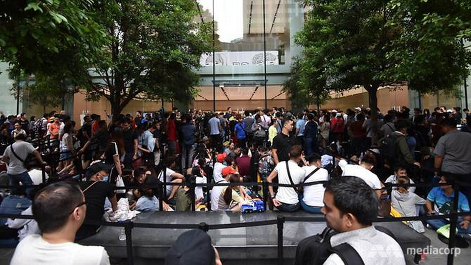 Đám đông bên ngoài Apple store trên đường Orchad, Singapore. (Nguồn: ChannelNewsAsia)