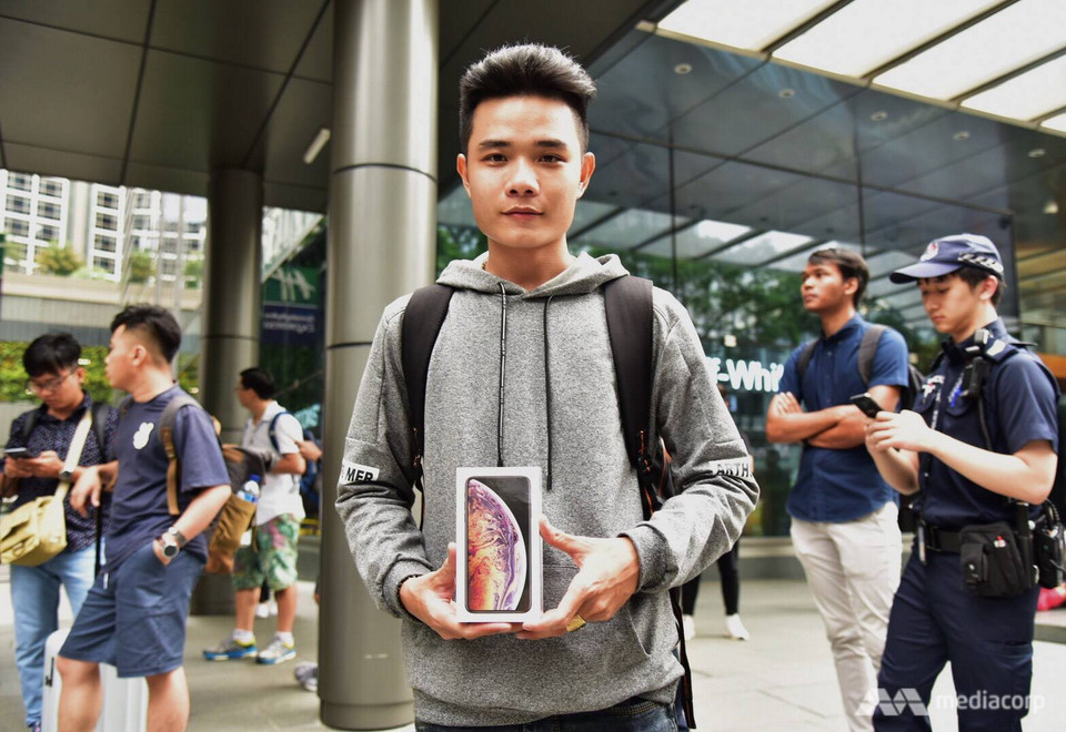 Lê Văn Thắng - Công dân người Việt Nam đầu tiên mua được chiếc iPhone mới. (Nguồn: ChannelNewsAsia)