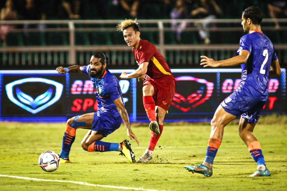 Trước Ấn Độ, Văn Toàn cùng đồng đội chơi hoàn toàn lấn lướt và chủ động. (Ảnh: PV/Vietnam+)