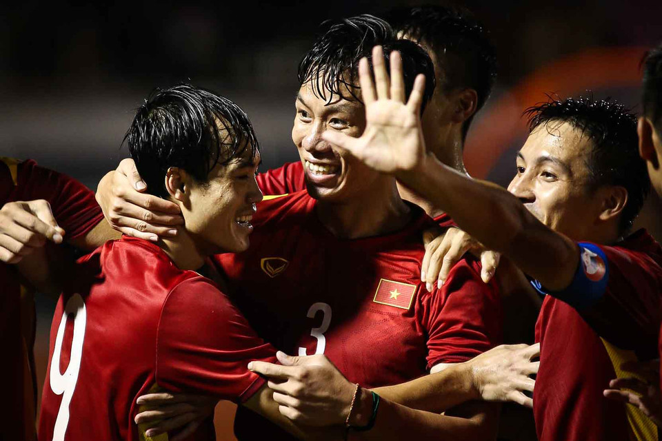 Sau bàn thắng, đồng đội ăn mừng đầy cảm xúc cùng Văn Toàn. Đội trưởng Hùng Dũng giơ 5 ngón tay, nhằm ám chỉ bàn thắng quý giá của đàn em sau 5 năm 'tịt ngòi.' (Ảnh: PV/Vietnam+)