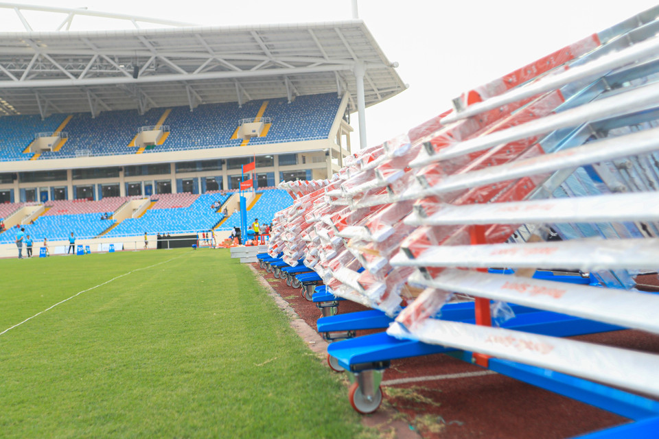 Nhiều trang thiết bị được nhập khẩu, chỉ về tới sân Mỹ Đình cách đây ít ngày. Điều này đỏi hỏi trọng tài, chuyên gia kỹ thuật phải làm việc khẩn trương nhằm vận hành một cách tốt nhất. (Ảnh: PV/Vietnam+)