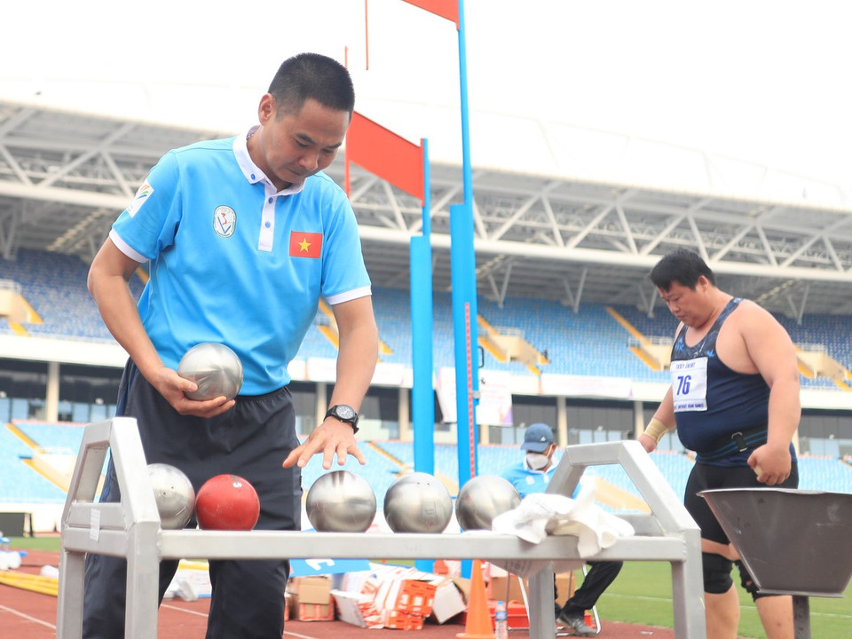 Trọng tài kiểm tra thiết bị trong nội dung đẩy tạ thuộc môn điền kinh tại SEA Games 31. (Ảnh: PV/Vietnam+)