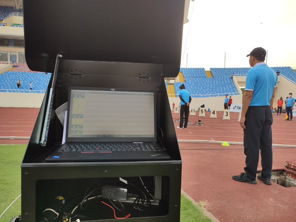 Hệ thống máy tính hỗ trợ trọng tài trong việc theo dõi vận động viên, tính thời gian chạy. (Ảnh: PV/Vietnam+)