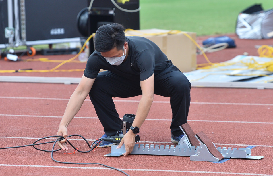 Trong lần đầu vận hành thử nhiều trang thiết bị, các trọng tài không thể tránh khỏi một vài sự cố. (Ảnh: PV/Vietnam+)