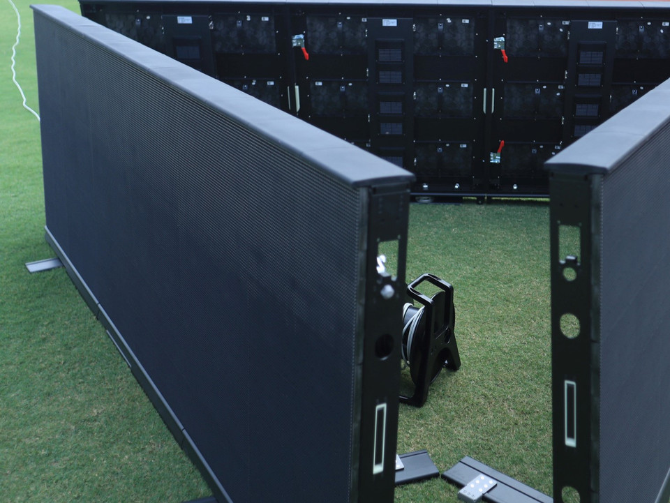 Rất nhiều màn hình LED được lắp đặt nhằm hiển thị thông số chuyên môn giúp vận động viên thi đấu dễ dàng. (Ảnh: PV/Vietnam+)