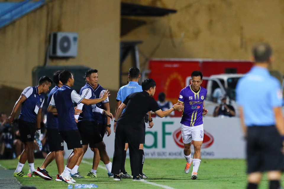 Chỉ sau đó 2 phút, tiền đạo Tuấn Hải đã nâng tỷ số thành 2-0 cũng với một cú đệm bóng cận thành. Do sự thiếu tập trung của hàng phòng ngự, đội khách đã phải trả giá. (Ảnh: PV/Vietnam+)