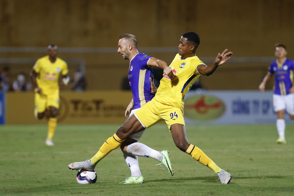 Ngay từ những phút đầu tiên, trận đấu đã trở nên hấp dẫn với tốc độ lên cao. Hai đội không ngần ngại kiểm soát bóng, chơi chủ động và tìm kiếm điểm yếu của đối thủ. (Ảnh: PV/Vietnam+)