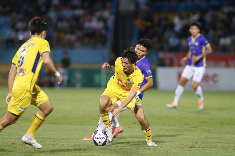 Nhờ hai bàn thắng, Hà Nội FC chủ động chơi chậm rãi, tập trung phòng ngự. Còn Hoàng Anh Gia Lai buộc phải đẩy cao đội hĩnh, nỗ lực tìm kiếm bàn thắng. (Ảnh: PV/Vietnam+)