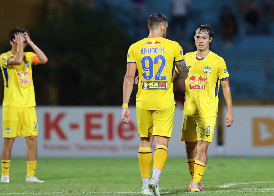 Lần lượt Văn Toàn, Văn Thanh, Tuấn Anh chơi nỗ lực, song không thể giúp đội nhà giành tối thiểu 1 điểm và rời sân Hàng Đẫy. (Ảnh: PV/Vietnam+)