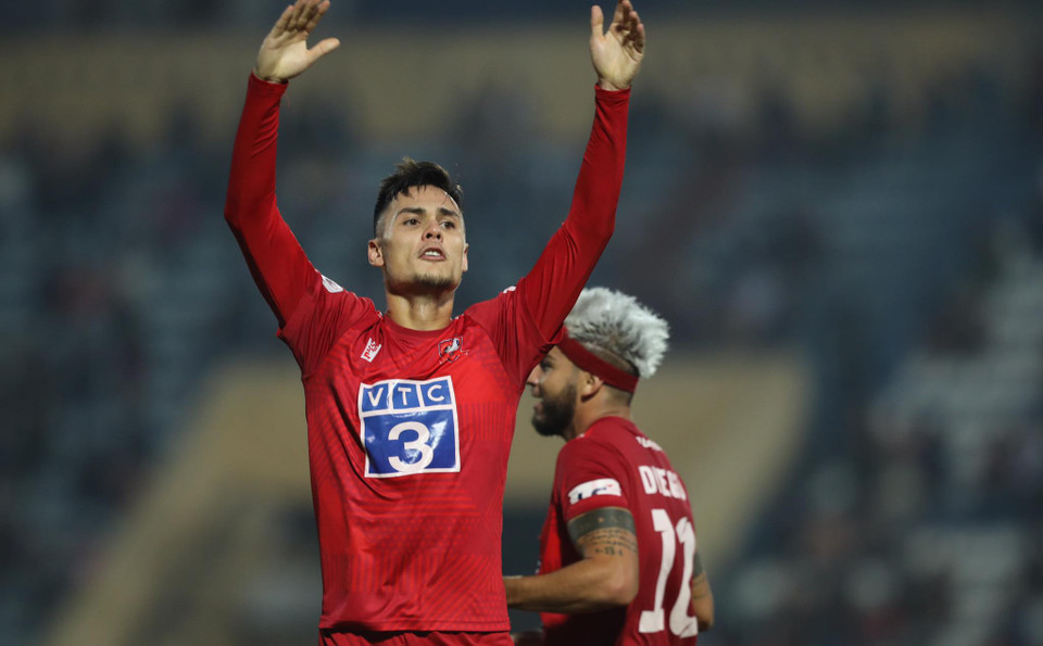 Phút 30, Hải Phòng mở tỷ số nhờ công của trung vệ Adriano Schmidt với pha đánh đầu dũng mãnh sau đường chuyền của Hữu Phúc. (Ảnh: Hiển Nguyễn/Vietnam+)