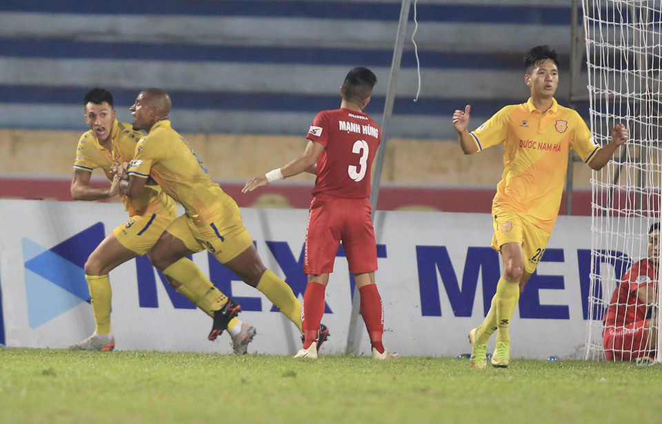 Nhưng Nam Định không dễ bị đánh bại khi gỡ hòa chỉ 3 phút sau bàn mở tỷ số. Merlo bật cao đón đường bóng từ chấm phạt góc để ghi bàn. (Ảnh: VPF)