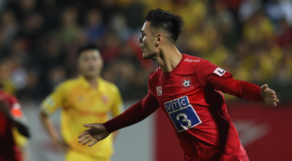 Chiến thắng trước Nam Định giúp Hải Phòng trụ hạng thành công ở V-League 2020 với 19 điểm, hơn đội cuối bảng Quảng Nam (cũng thắng vòng này) 4 điểm khi chỉ còn một vòng đấu trước mắt. (Ảnh: Hiển Nguyễn/Vietnam+)