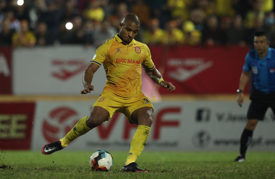 Phút 79, Rafaelson thực hiện thành công quả đá phạt đền để gỡ hòa 2-2. (Ảnh: Hiển Nguyễn/Vietnam+)