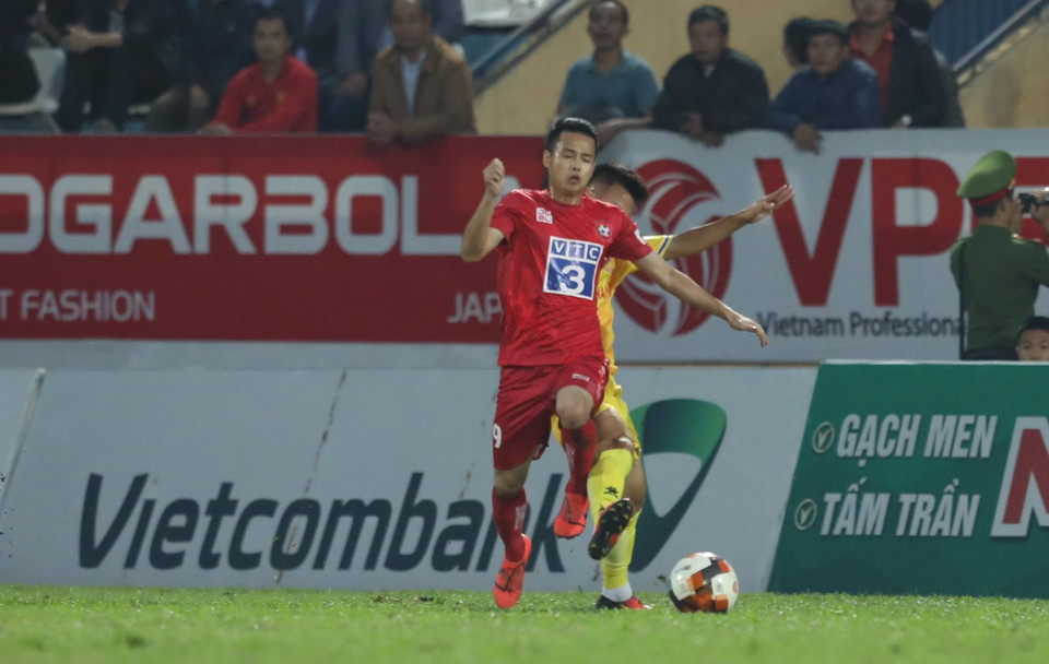 Càng về cuối, trận đấu càng hấp hấp dẫn hơn khi Hải Phòng vẫn chủ động tấn công để tìm kiếm chiến thắng trong khi Nam Định cũng không 'ngán' đối thủ trên sân nhà Thiên Trường. (Ảnh: Hiển Nguyễn/Vietnam+)