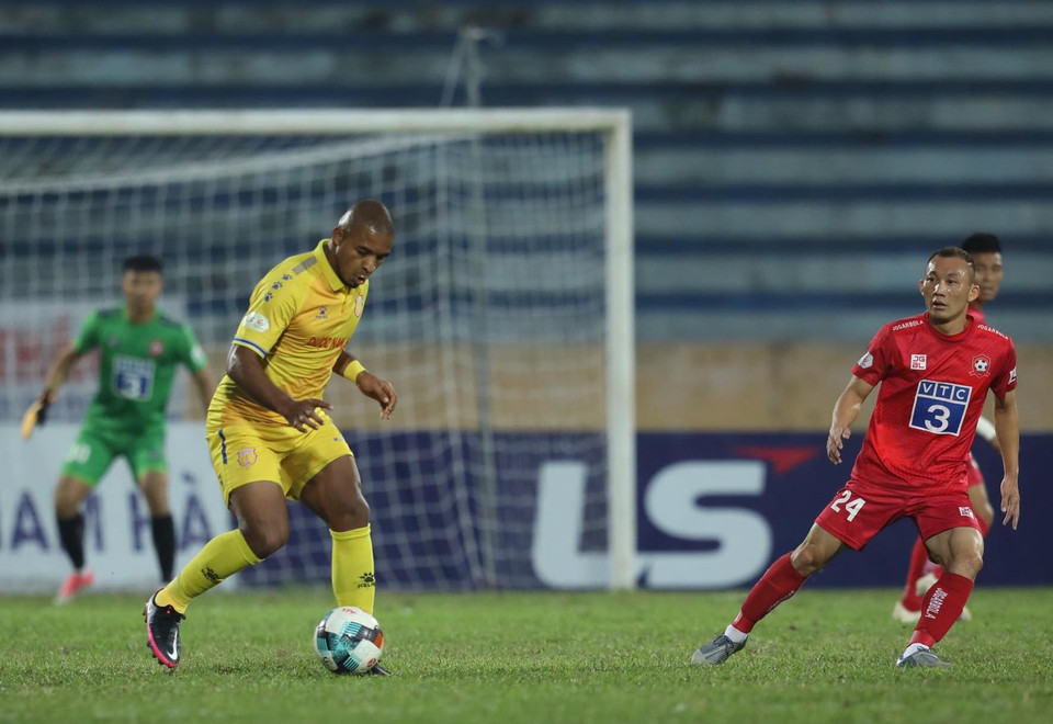 Bởi vậy, hai đội nhập cuộc thận trọng, đặc biệt Nam Định ở thế không nhất thiết phải thắng khi đang có lợi về điểm số. (Ảnh: Hiển Nguyễn/Vietnam+)
