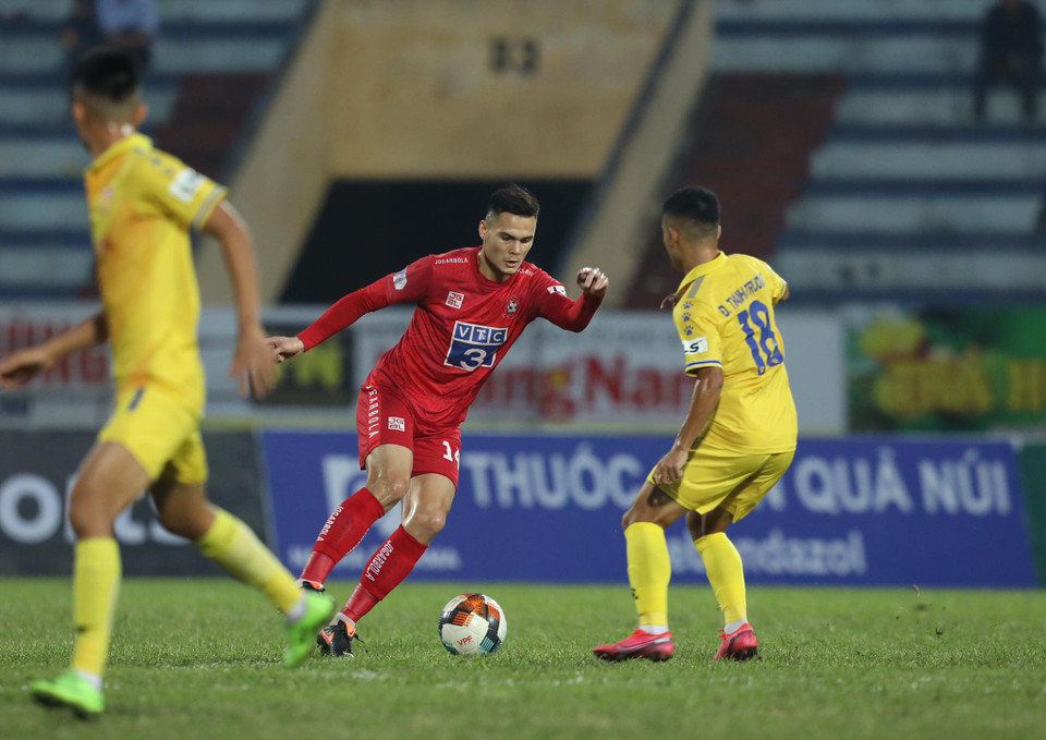 Tuy vậy, Hải Phòng khát khao giành ba điểm hơn để chắc chắn trụ hạng nên đã đẩy nhanh tốc độ tấn công sau những phút đầu. (Ảnh: Hiển Nguyễn/Vietnam+)
