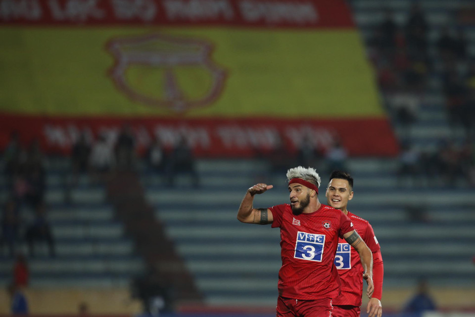 Phút 63, Hải Phòng một lần nữa vươn lên dẫn trước nhờ công của Diego. Tiền đạo ngoại đã bình xử lý bóng hay, vượt qua hai hậu vệ trước khi dứt điểm. (Ảnh: Hiển Nguyễn/Vietnam+)