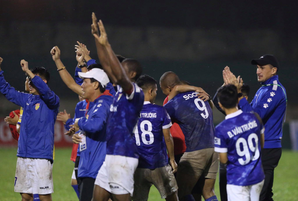 Cầu thủ, ban huấn luyện Nam Định vỡ òa vui sướng khi kết thúc trận đấu trên sân Vinh cùng thông tin trụ hạng thành công. (Ảnh: Hiển Nguyễn/Vietnam+)