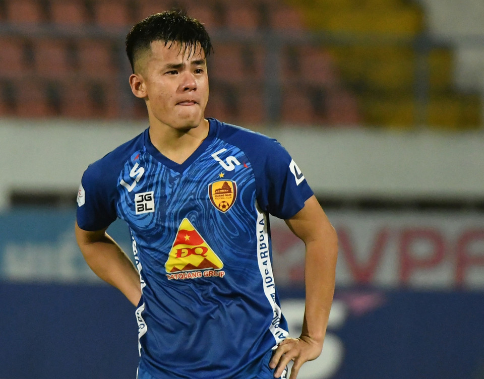 Trái ngược, trên sân Lạch Tray, Quảng Nam chết lặng trong giây phút xuống hạng. (Ảnh: Hiển Nguyễn/Vietnam+)