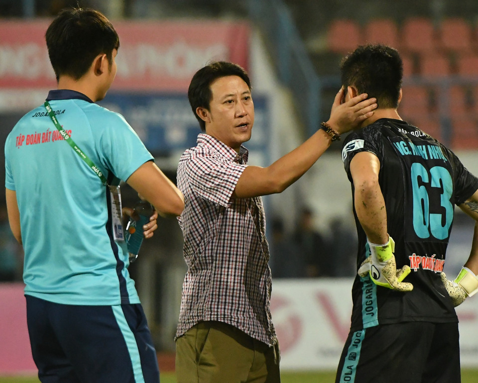 Huấn luyện viên Nguyễn Thành Công không thể cứu Quảng Nam thành công. Chia sẻ sau trận đấu, ông cho biết vẫn tiếp tục cùng đội bóng xứ Quảng thời gian tới. (Ảnh: Hiển Nguyễn/Vietnam+)