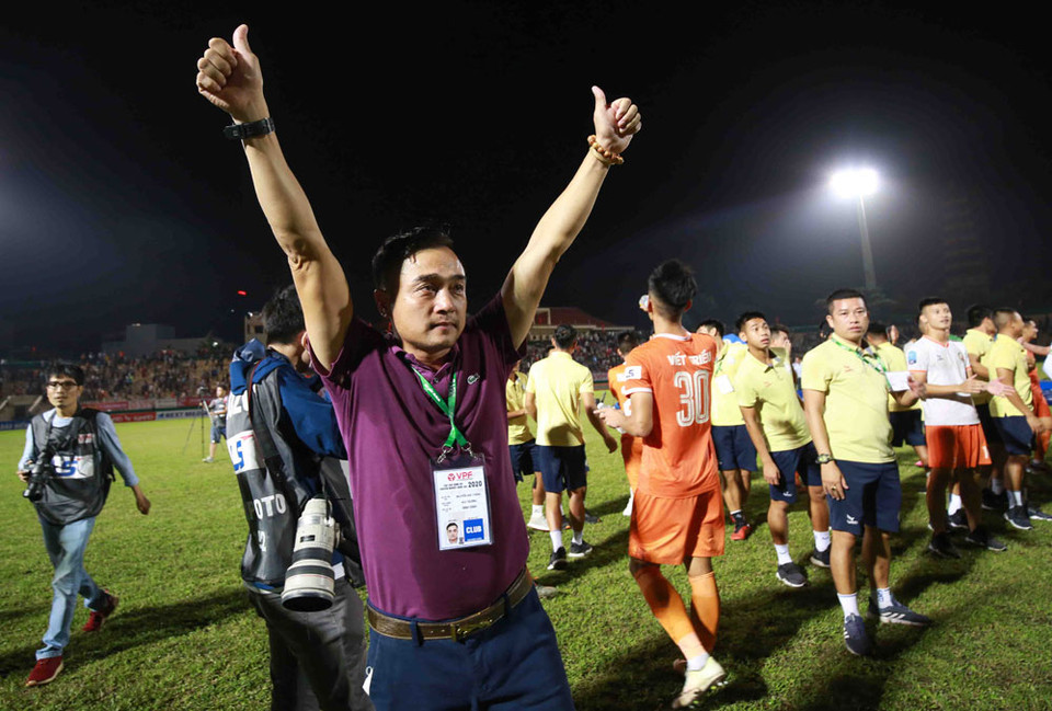 Huấn luyện viên trưởng Đức Thắng xúc động ngày đăng quang với Bình Định. (Ảnh: VPF)