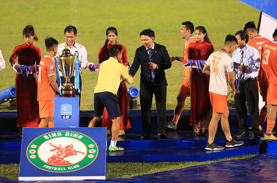 Bình Định đánh bại 1-0 Phố Hiến ở vòng đấu cuối cùng hạng Nhất Quốc gia 2020 để vững ngôi đầu bảng xếp hạng và giành chức vô địch. (Ảnh: VPF)