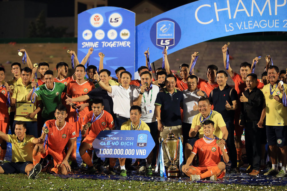 Đây là lần thứ hai huấn luyện viên Đức Thắng giúp một câu lạc bộ thăng hạng lên chơi ở V-League. (Ảnh: VPF)