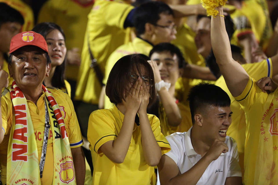 Cổ động viên đội chủ sân Thiên Trường xúc động chứng kiến đội nhà đạt được mục tiêu quan trọng. (Ảnh: Hiển Nguyễn/Vietnam+)