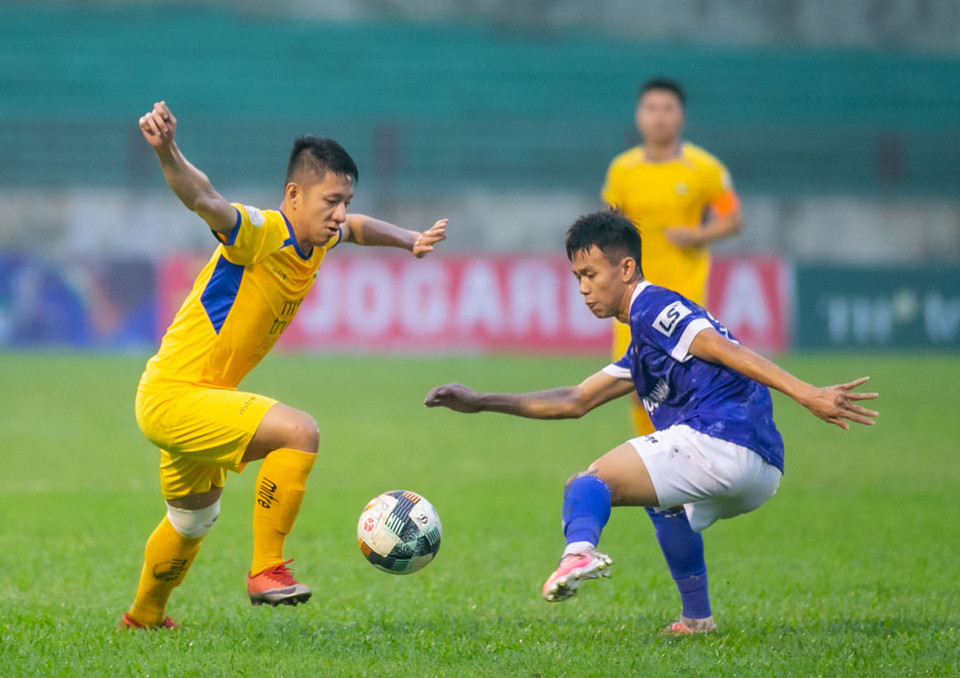 Nam Định chơi không tốt trước Sông Lam Nghệ An dù cho đối phương sử dùng dàn cầu thủ trẻ. Đội bóng thành nam bỏ lỡ nhiều cơ hội ngon ăn và bị đối phương đặt vào thế nguy hiểm. (Ảnh: VPF)