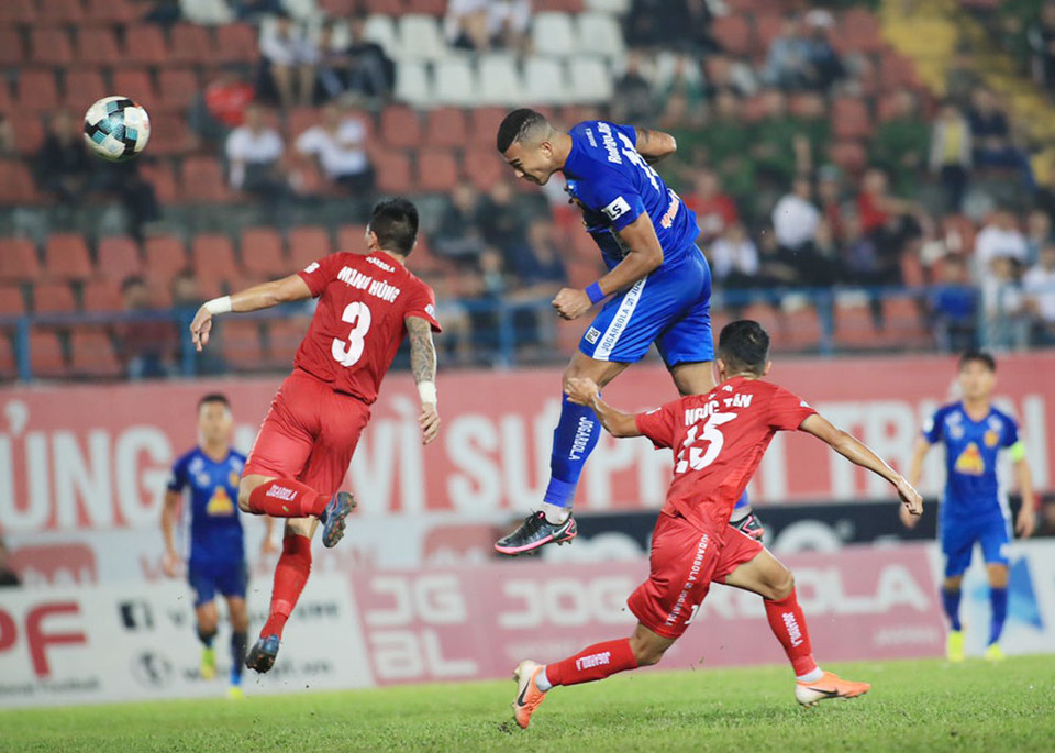 Quảng Nam thì lại chơi quyết tâm trước Hải Phòng khi sớm vùng lên, ghi ba bàn liên tiếp trong hiệp một. Đội bóng này suýt chút nữa làm nên chuyện. (Ảnh: VPF) 