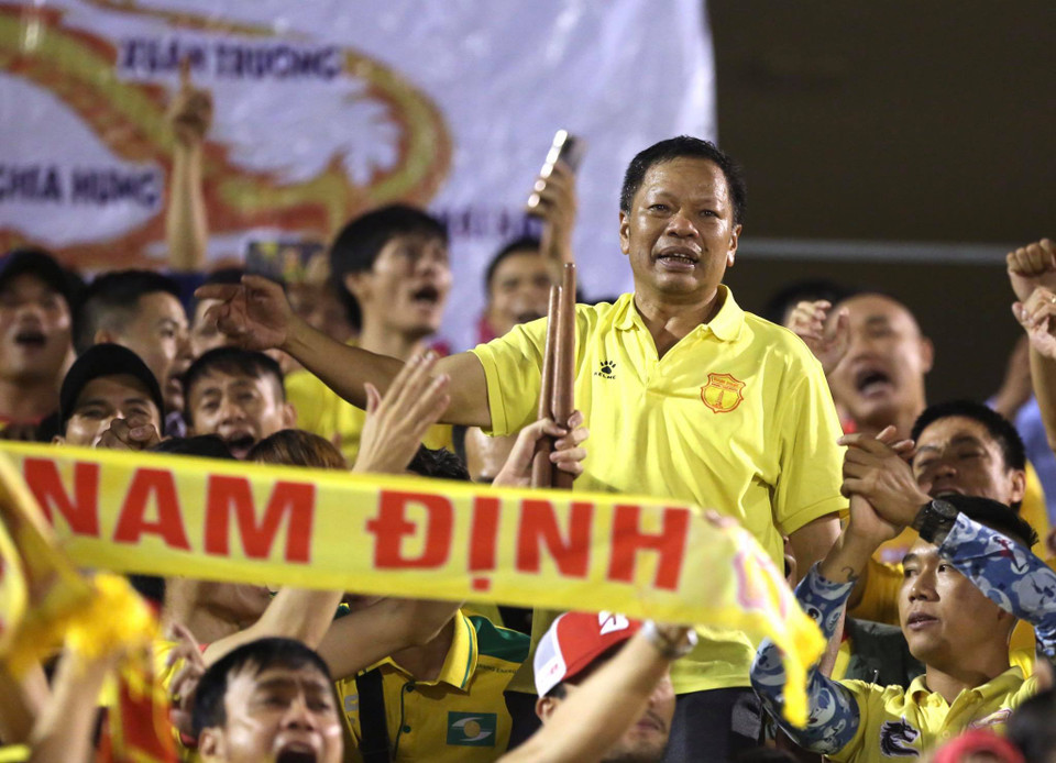 Trong khi đó, Nam Định trụ lại thành công ở sân chơi cao nhất bóng đá Việt Nam. Đội bóng này bằng điểm Quảng Nam nhưng xếp trên nhờ hiệu số tốt hơn. (Ảnh: Hiển Nguyễn/Vietnam+)