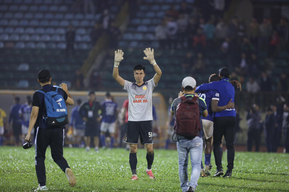 Nhưng sau cùng, Nam Định mới là đội hưởng niềm vui trọn vẹn, thoát hiểm thành công ở V-League 2020. (Ảnh: Hiển Nguyễn/Vietnam+)