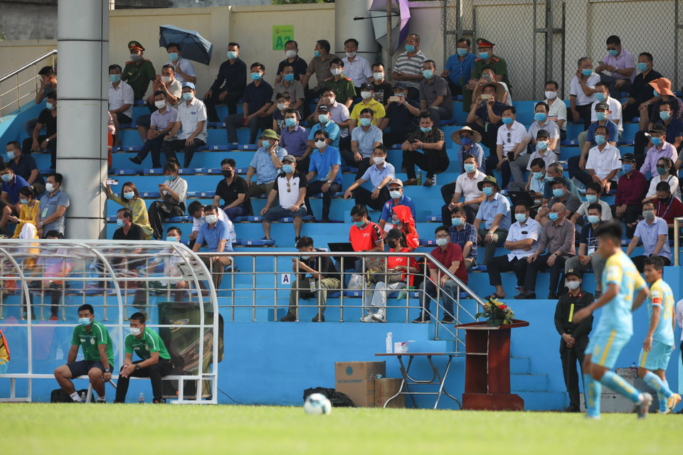 Dẫu vậy, nhằm đảm bảo an toàn phòng chống dịch COVID-19, trận đấu đầu tiên trong ngày khai mạc hạng Nhì không mở cửa đón khán giả. Ban tổ chức trận đấu chỉ phát ra khoảng hơn 200 vé mời. (Ảnh: PV/Vietnam+)