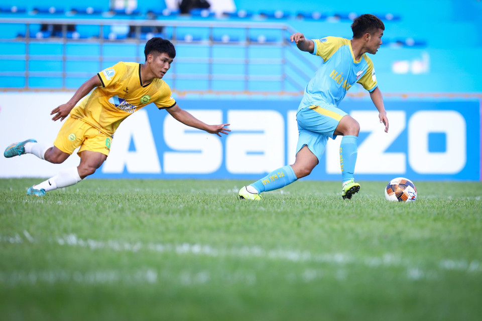 Giải bóng đá hạng Nhì Quốc gia 2021 vừa khai mạc chiều qua (4/5) trên sân vận động tỉnh Hòa Bình với trận đấu giữa đội chủ nhà với Hải Nam Vĩnh Yên Vĩnh Phúc. (Ảnh: PV/Vietnam+) 