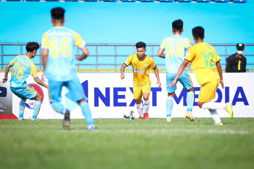 Đội bóng này mới chỉ được thành lập cách đây chưa lâu và còn gặp nhiều khó khăn về chuyên môn. Huấn luyện viên trưởng Lê Quốc Vượng cho biết mục tiêu của Hòa Bình FC là trụ hạng ở mùa giải 2021. (Ảnh: PV/Vietnam+) 