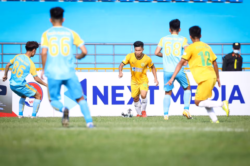 Đội bóng này mới chỉ được thành lập cách đây chưa lâu và còn gặp nhiều khó khăn về chuyên môn. Huấn luyện viên trưởng Lê Quốc Vượng cho biết mục tiêu của Hòa Bình FC là trụ hạng ở mùa giải 2021. (Ảnh: PV/Vietnam+) 