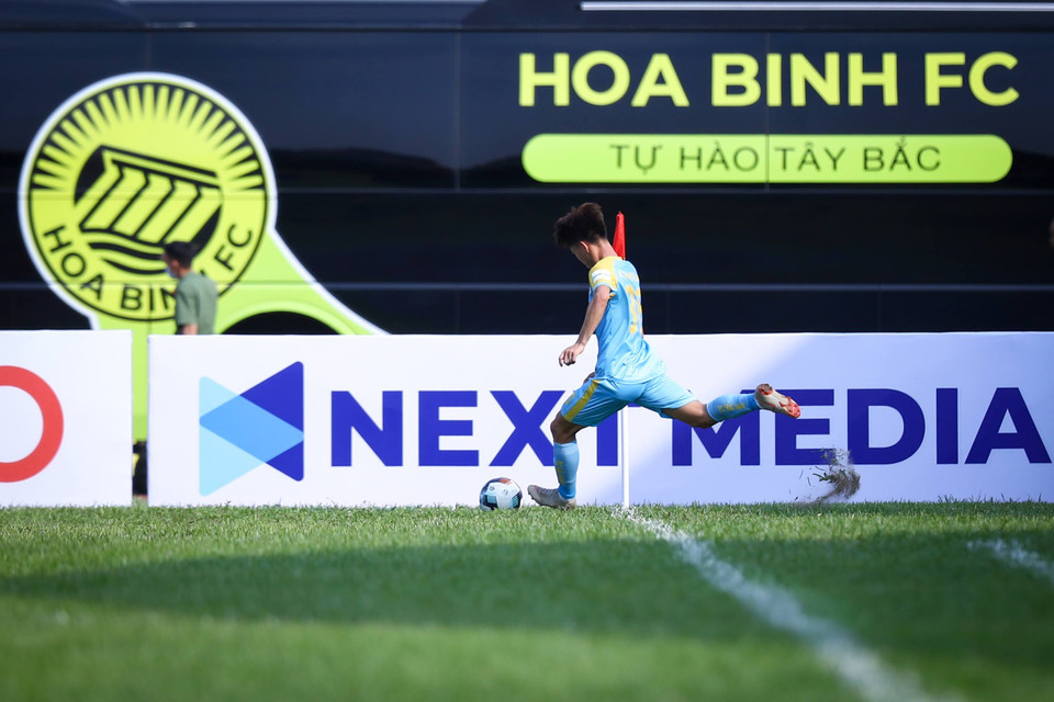 Dưới sân, Hòa Bình FC cũng đã không phụ lòng khán giả khi cầm hòa đối thủ được đánh giá cao hơn, giành điểm số đầu tiên trong lần đầu tham dự hạng Nhì (trận đấu hòa 0-0).(Ảnh: PV/Vietnam+)