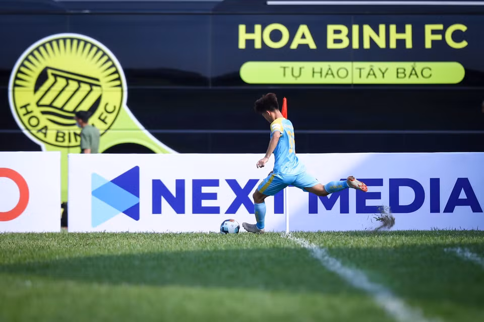 Dưới sân, Hòa Bình FC cũng đã không phụ lòng khán giả khi cầm hòa đối thủ được đánh giá cao hơn, giành điểm số đầu tiên trong lần đầu tham dự hạng Nhì (trận đấu hòa 0-0).(Ảnh: PV/Vietnam+)