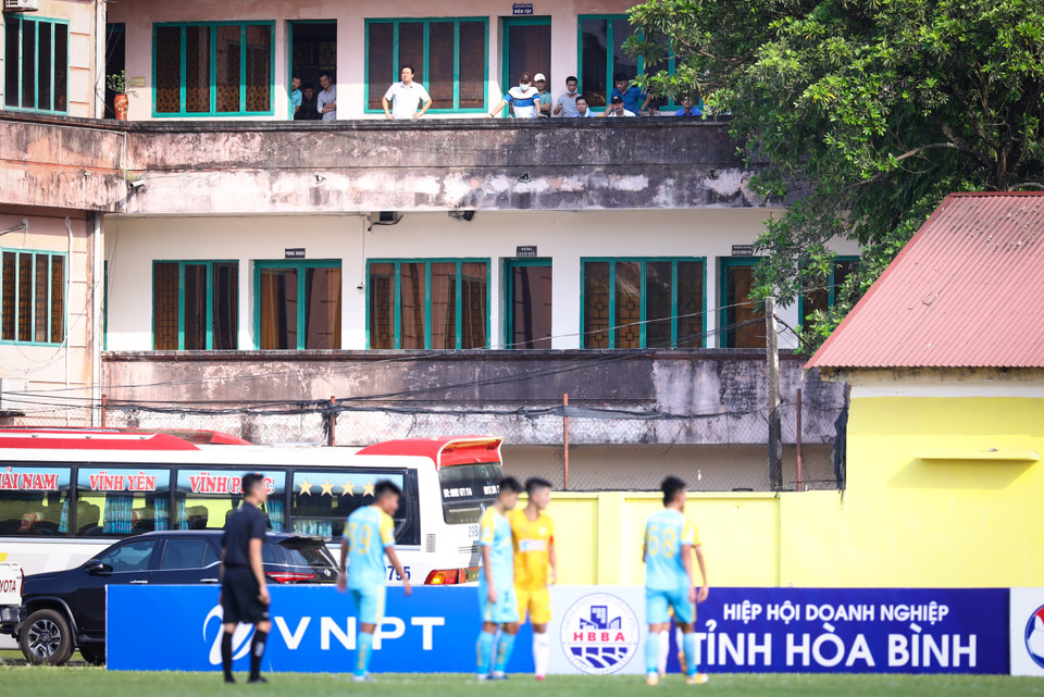 Vì thế, người hâm mộ đành tìm những cách khác nhau để theo dõi trận đấu như leo lên tầng của những ngôi nhà cao tầng xung quanh sân vận động.(Ảnh: PV/Vietnam+)