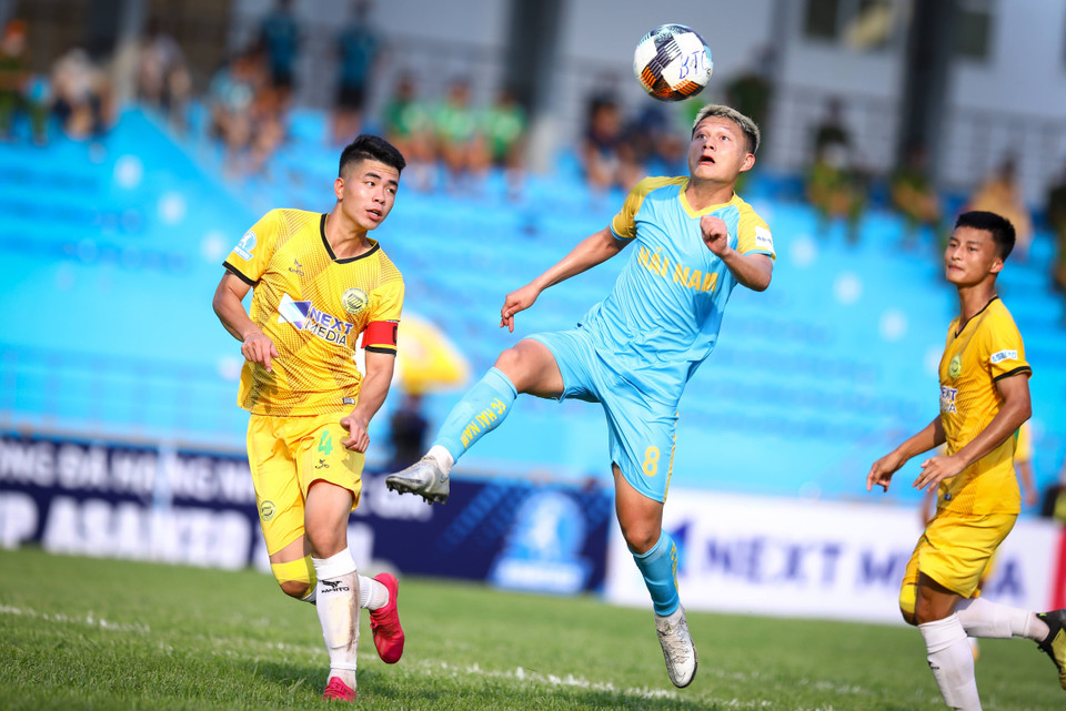 Loạt trận lượt đi của giải hạng Nhì Quốc gia 2021 sẽ diễn ra từ ngày 4/5 đến 3/6 và lượt về diễn ra từ ngày 5/7 đến 4/8 với sự tham dự của 14 đội. (Ảnh: PV/Vietnam+) 