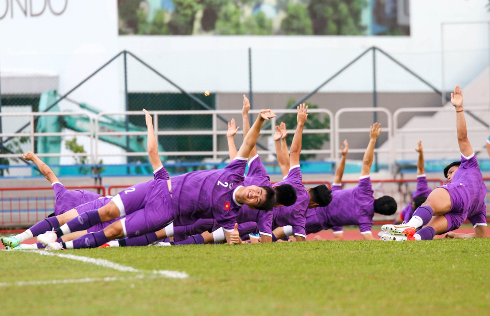 Trận đấu giữa Việt Nam với Campuchia sẽ diễn ra lúc 19 giờ 30 phút ngày mai (19/12) và được phát sóng trực tiếp trên kênh VTV6, VTV5. (Ảnh: VFF)