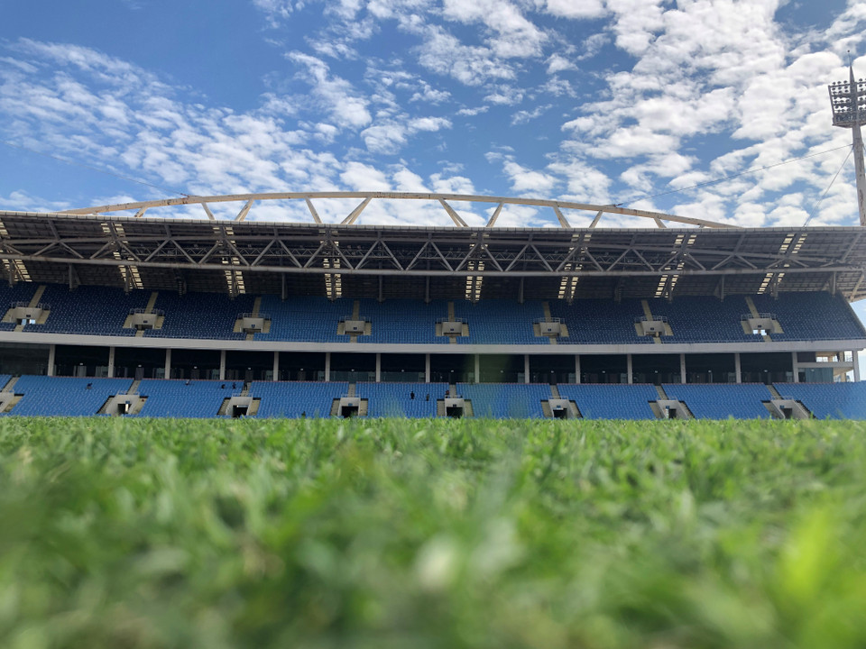 Từ giờ tới ngày 11/11 tới, mặt cỏ sẽ còn được cải tạo, sửa sang hơn nữa để chuẩn bị cho trận đấu Việt Nam-Nhật Bản. (Ảnh: Hiển Nguyễn/Vietnam+)