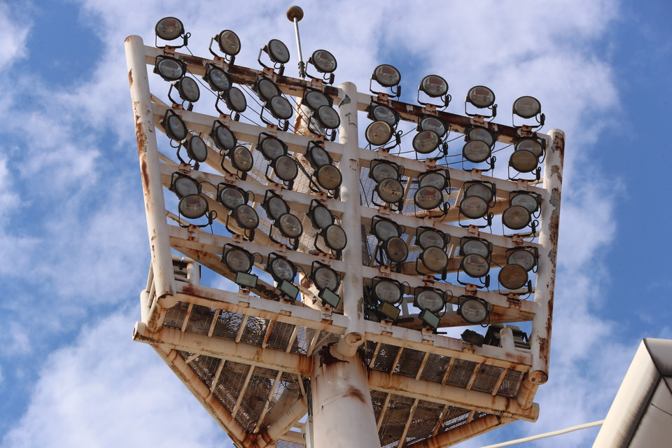 Tuy nhiên, sân Mỹ Đình vẫn còn nhiều hạng mục chưa thể được cải tạo trong thời gian ngắn như dàn đèn, mái che, khu vệ sinh của khán giả... (Ảnh: Hiển Nguyễn/Vietnam+)