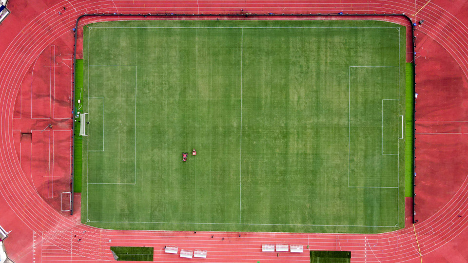 Mặt cỏ sân Mỹ Đình xanh mượt trở lại nhờ hơn hai tháng được bảo dưỡng kỹ lưỡng sau khi từng bị truyền thông quốc tế chê như 'bãi chăn bò.' (Ảnh: Nam Nguyễn/Vietnam+)